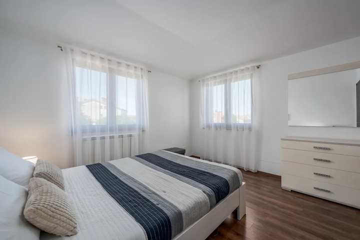 Room 4 of 18