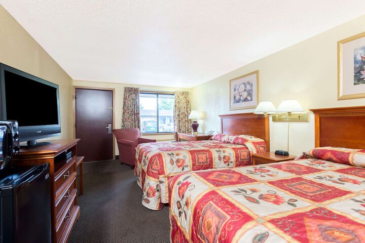 2 Double Beds (1 of 6)