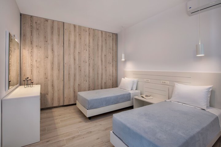 Room 6 of 100