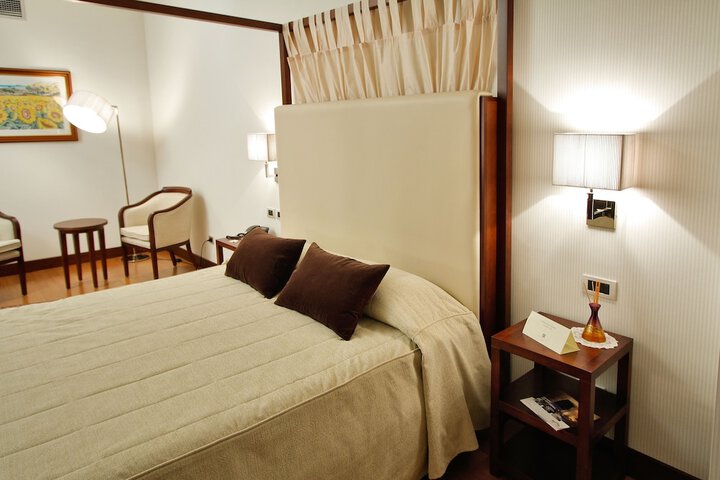 Room 16 of 38