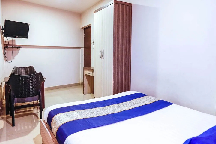 Room 4 of 8