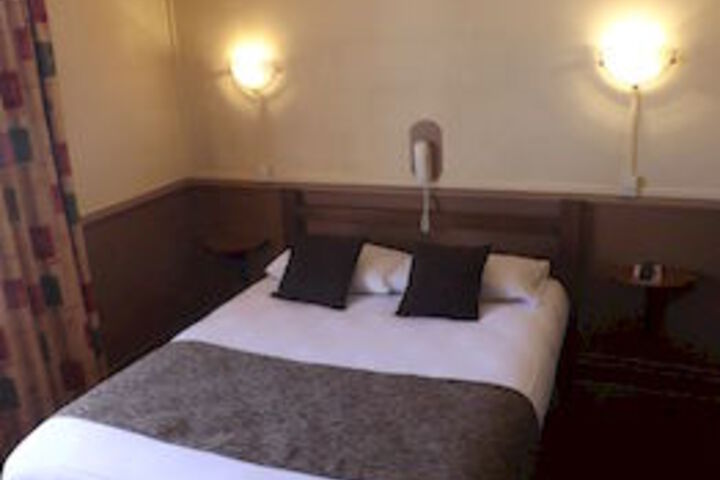 Room 6 of 16