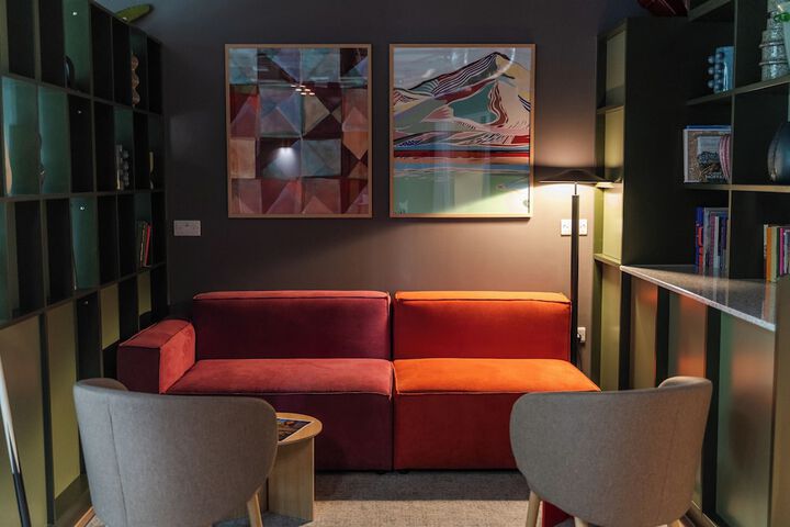 Lounge 30 of 33