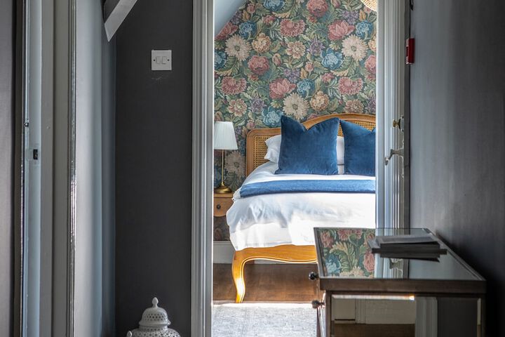 Room 16 of 32