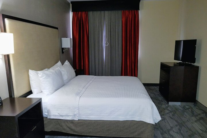 2 Bedrooms Suite King Bed 2 Queen Beds 2 Bathrooms Sofa Living Area Kitchen (15 of 22)