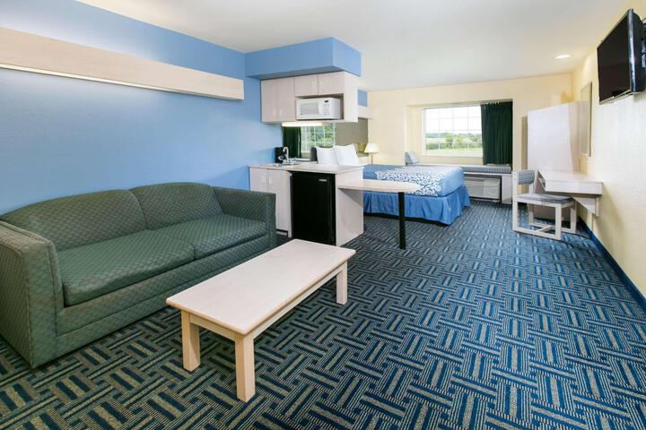 1 Queen Bed (7 of 17)