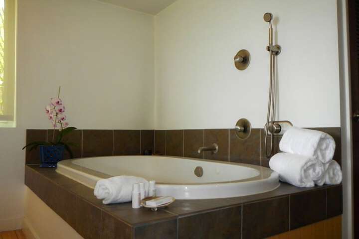 Deep soaking bathtub