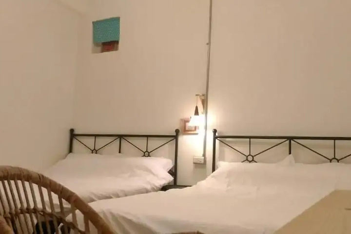 Room 4 of 16