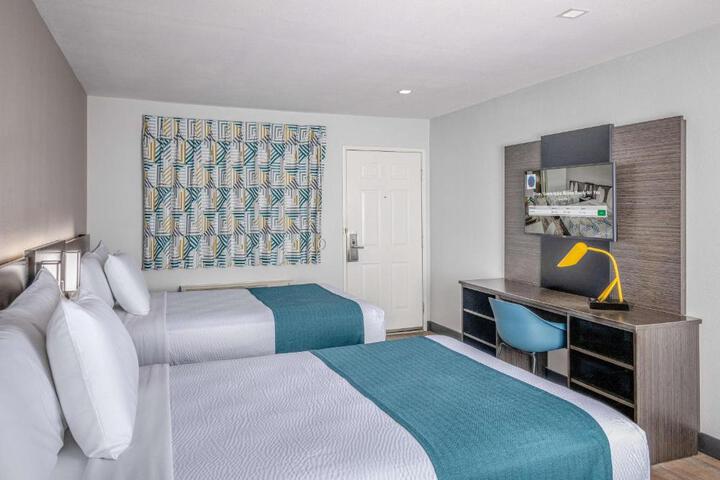 1 Queen Bed (5 of 8)