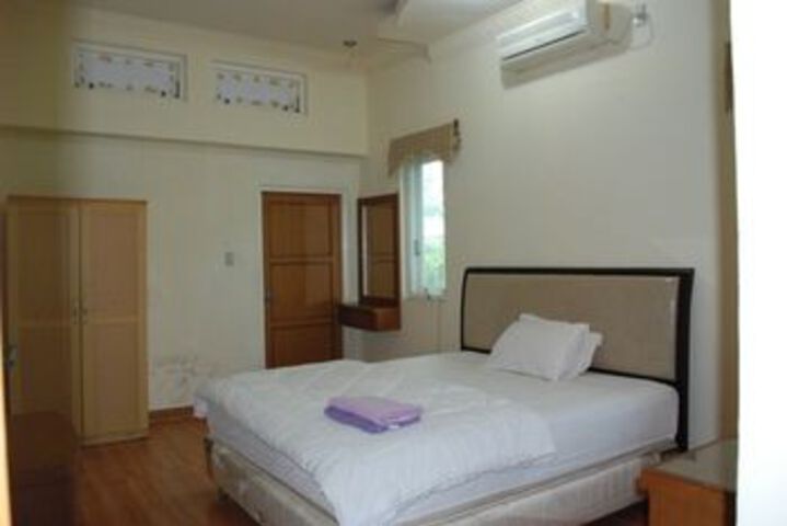 Room 7 of 32