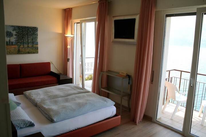 Room 5 of 65