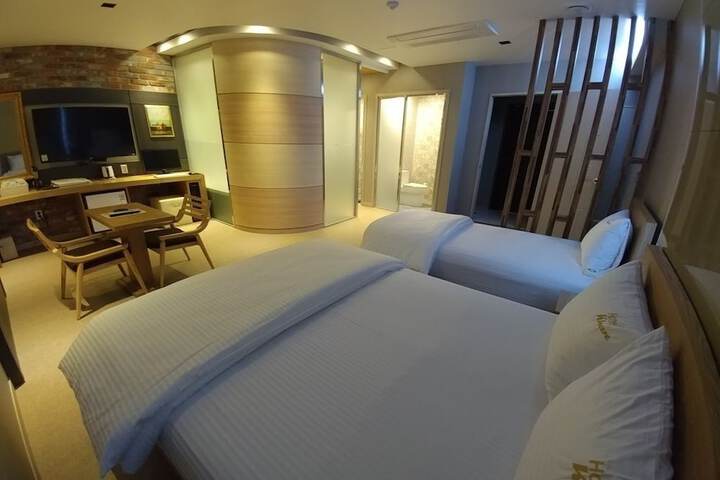 Room 6 of 13