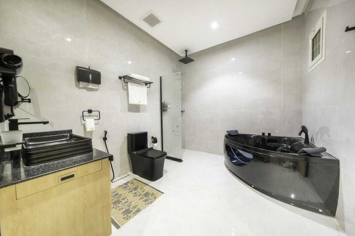 Room 6 of 8