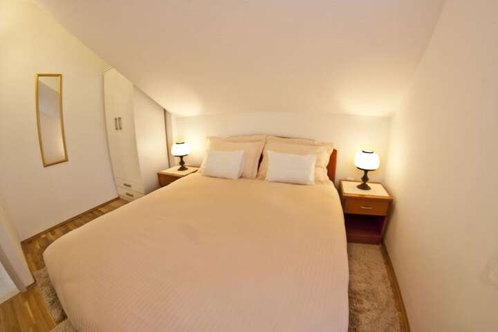 Room 13 of 102