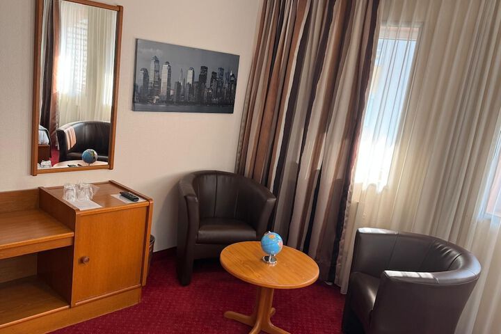 Room 6 of 32