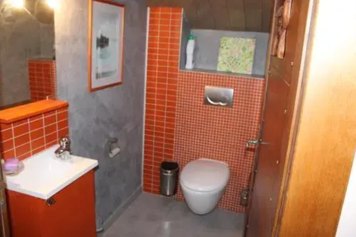 Room 4 of 9