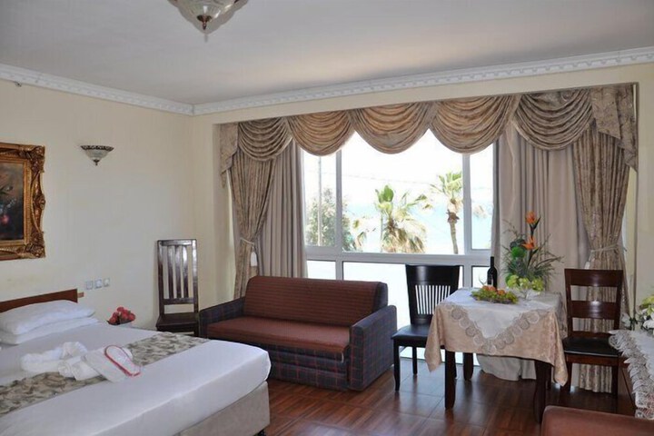 Room 4 of 37