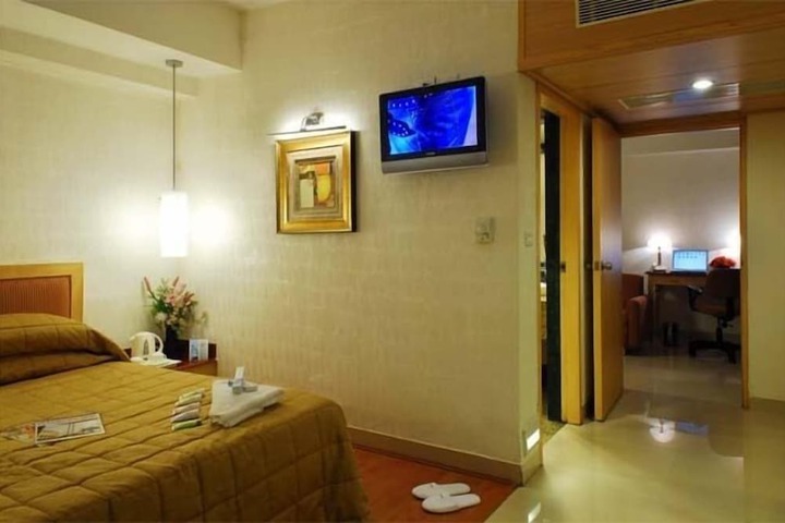 Room 3 of 43