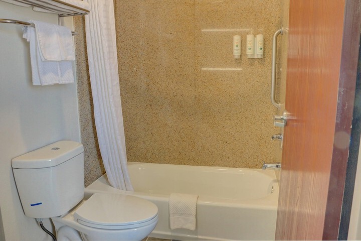 Room 32 of 41