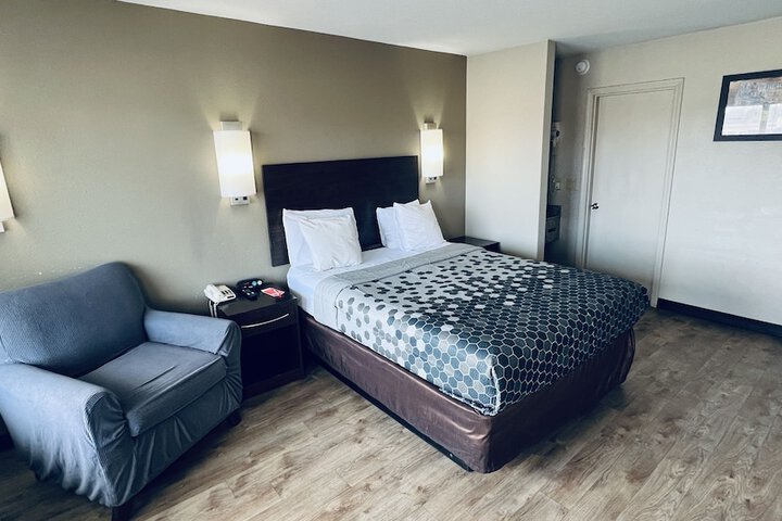 1 Queen Bed (11 of 11)