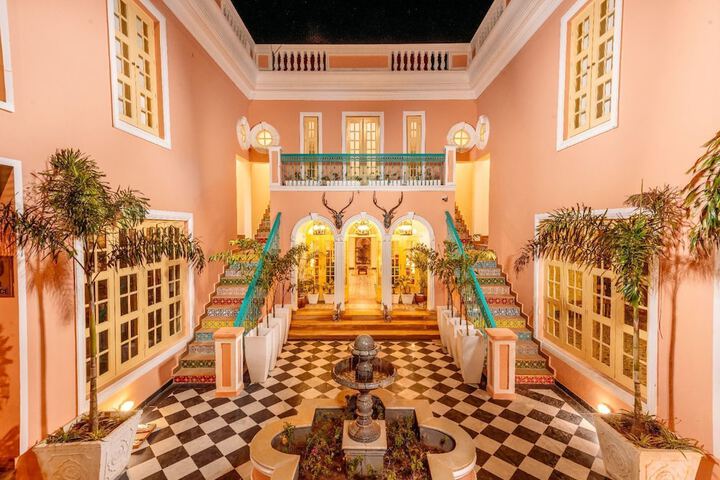 HOTEL WHITE RABBIT
