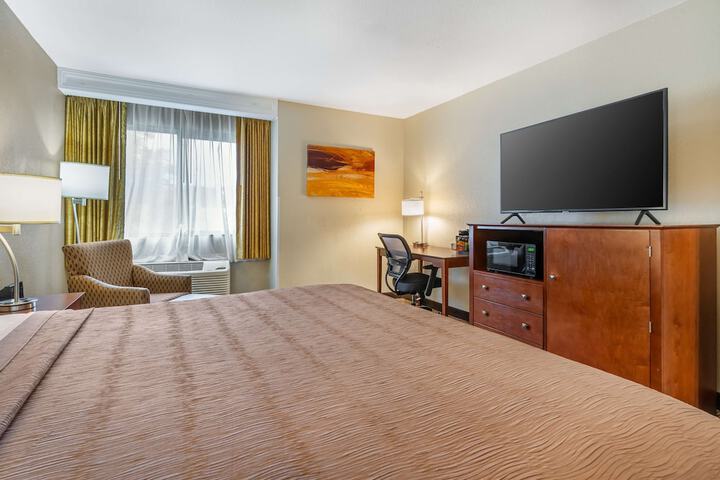 1 King Bed Microwave and Refrigerator WiFi Full Breakfast (9 of 12)