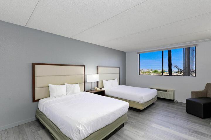 2 Queen Beds Balcony (7 of 9)