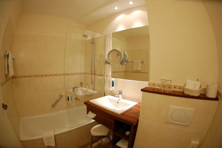 Deep soaking bathtub