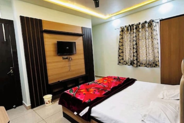Room 7 of 12