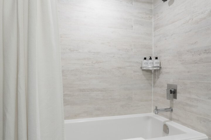 Deep soaking bathtub