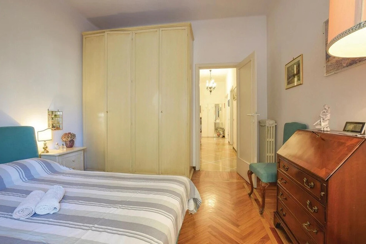 Room 5 of 11