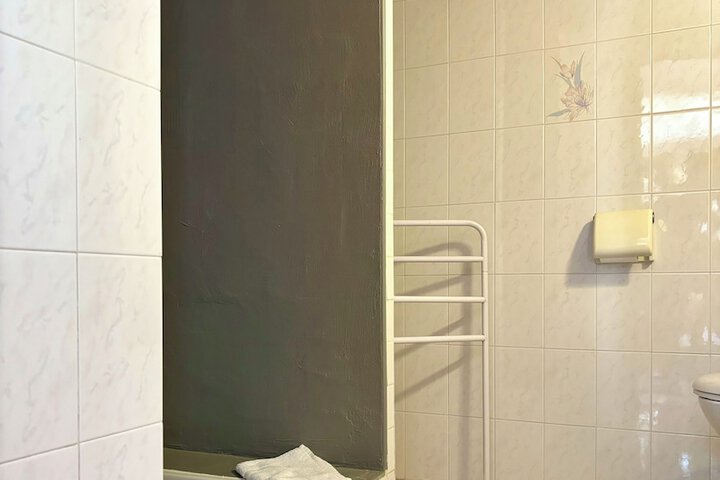 Room 102 of 193