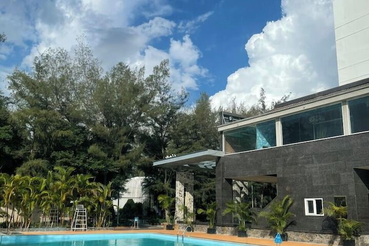 Pool 81 of 137