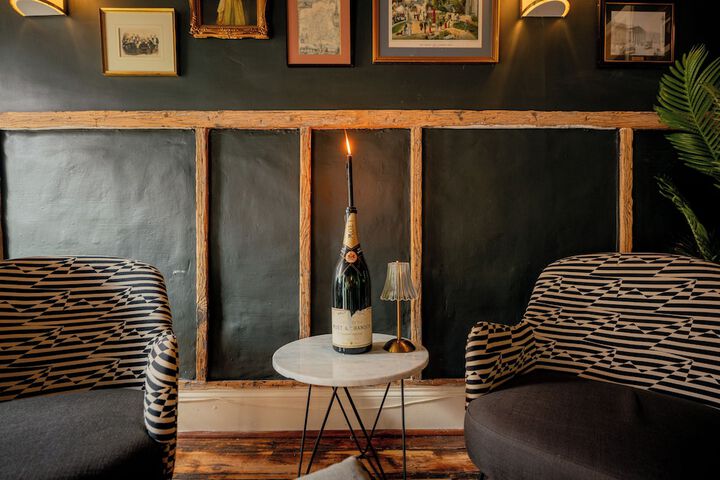 Lounge 120 of 124