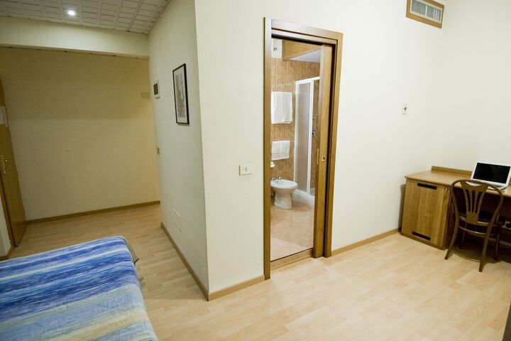 Room 9 of 18
