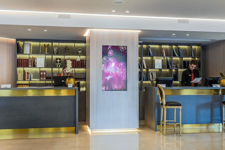 Entrance & Lobby