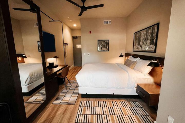 1 King Bed (11 of 20)