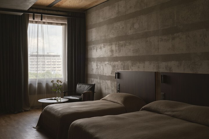 Room 8 of 183
