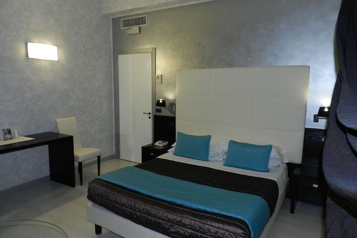Room 4 of 33