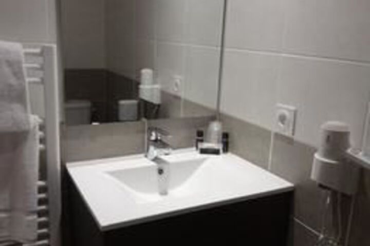 Room 2 of 34