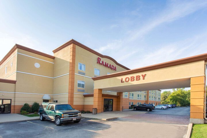 Ramada by Wyndham Glendale Heights / Lombard