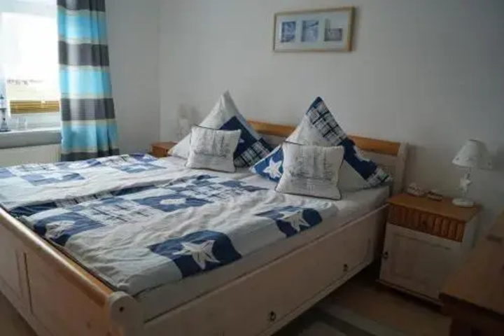Room 4 of 8