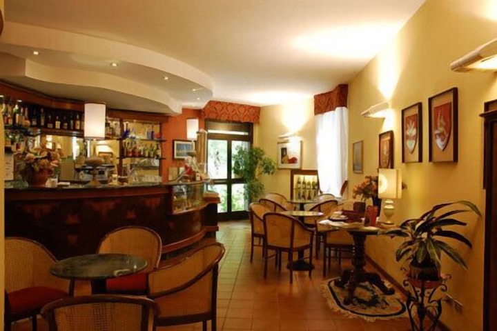 Lounge 17 of 28