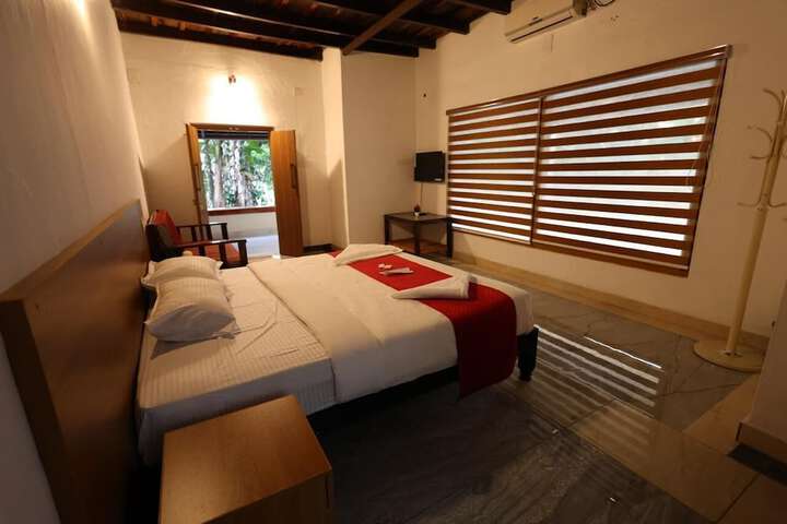 Room 30 of 103