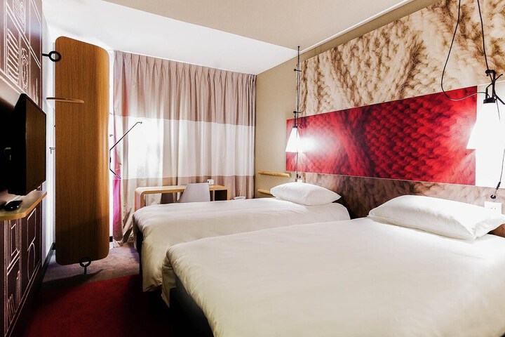Room 10 of 85