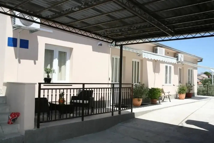 Stjepan Free Parking SA1