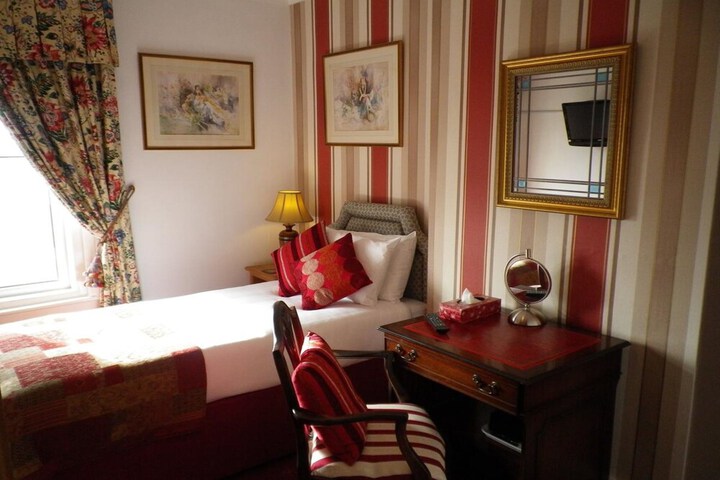 Room 4 of 5