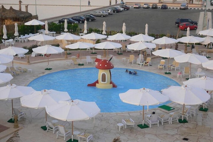Pool 4 of 10