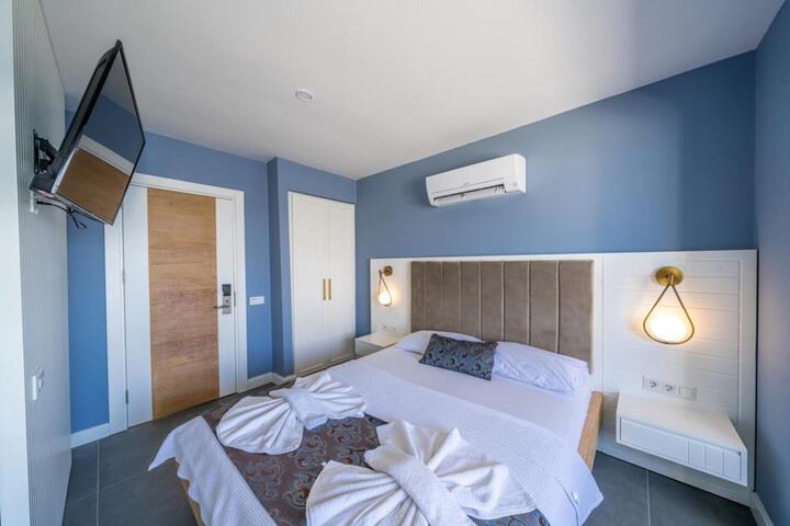 Room 12 of 128