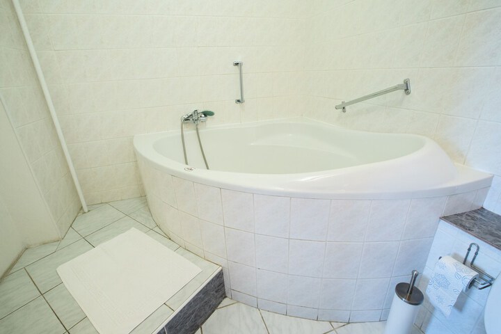 Room 18 of 28